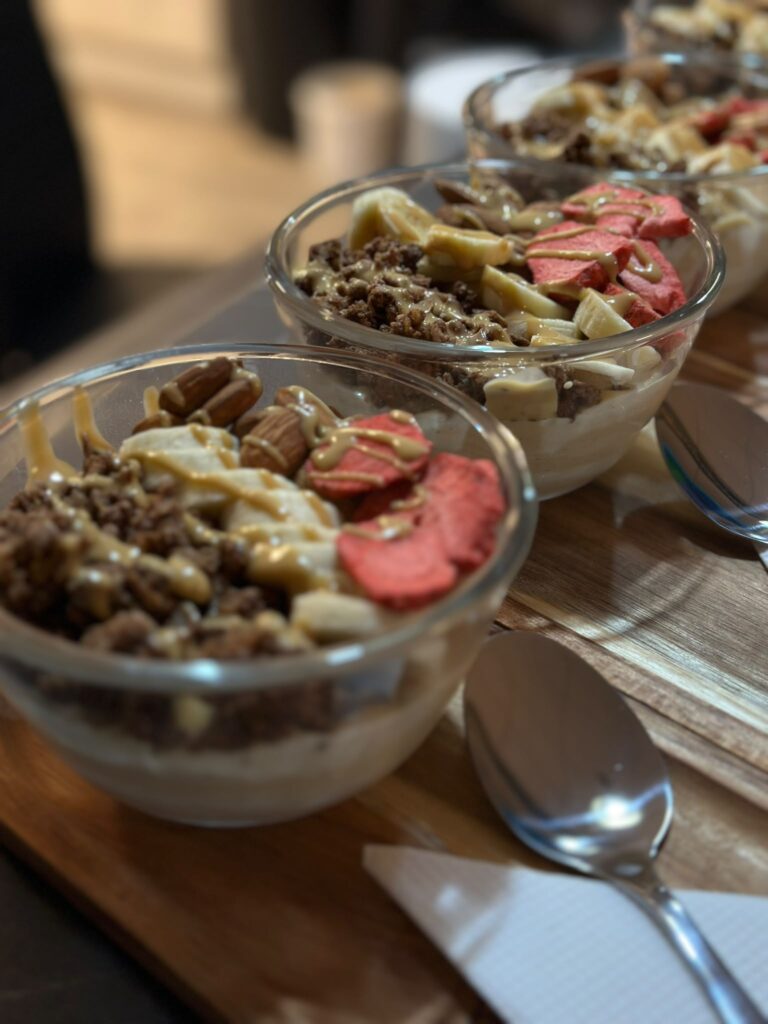 Vyvážené raňajky s ovocím a müsli